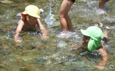 夏の猪野川は子どもたちの笑顔であふれます。