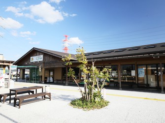 観光農園は、ブッフェ料理が人気の「道の駅 おおき」に隣接しています。