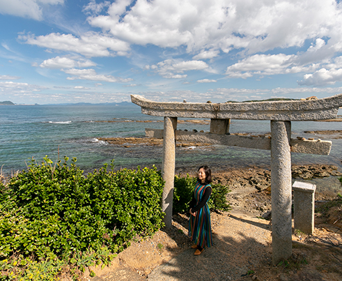 遠見ヶ鼻にある御嵜神社。海と鳥居が織り成す絶景が楽しめる。