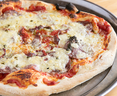 ピザにはイノシシ肉を使ったサラミを使用する。