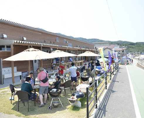 波津海岸が眼前に広がる北斗七星は、町の憩いの場。永山さんもよくコーヒーを飲みに訪れる。
