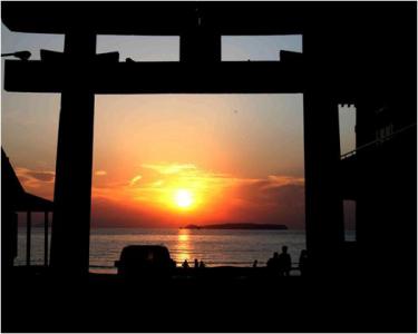 鳥居の真ん中に沈む夕陽