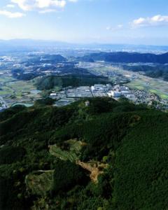 鮮やかな緑の山々に囲まれ、美しい田園が広がる風景。
