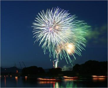 「夢HANABI」：福岡県内でも有数の花火大会であり、毎年約8,000発の色とりどりの花火が打ち上げられます。