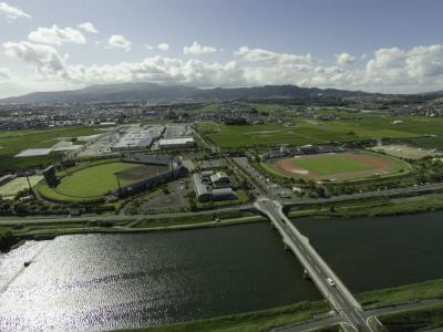 宝満川沿いに陸上競技場、野球場があり、その周りには田園地帯が広がっています。