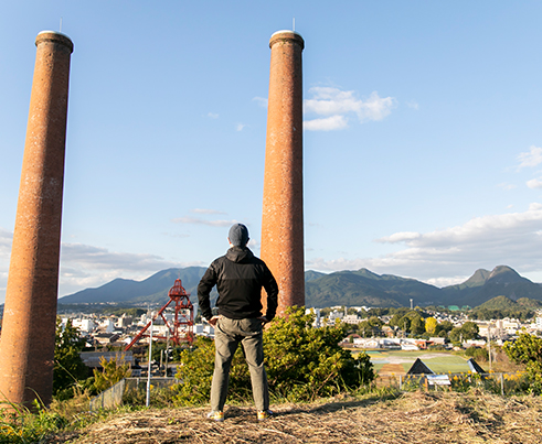 「石炭記念公園」の展望台からは、二本煙突や竪坑櫓など筑豊ならではの風景が望める。