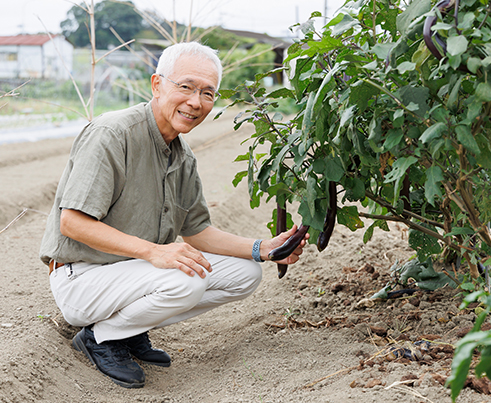 実家の畑にて。「不恰好の作物だって、自分が作ったものだと思えば美味しいです」と遠藤さん。